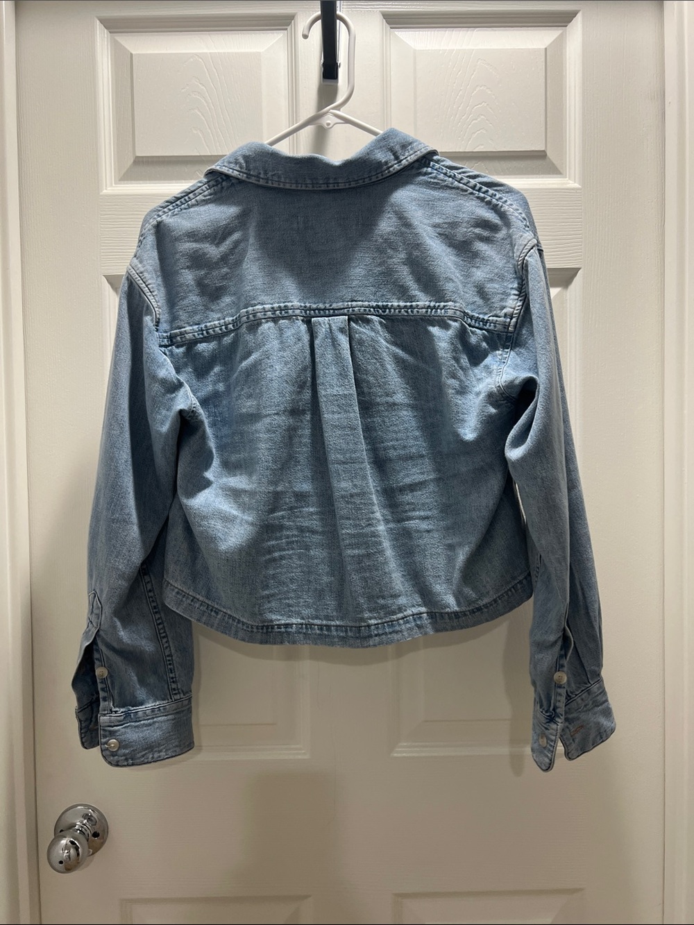 Aritzia Cropped Light Wash Denim Shirt Jacket - Picture 2 of 2